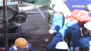 Catching big bluefin tuna fish