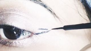eye liner with bob pin