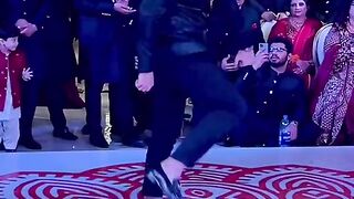 Jhome ju Pathaan Meri Jan dance
