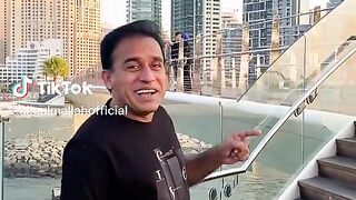 Agar main chahun to yah building khareed sakta hai