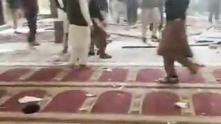 پشاور میں پولیس لائنز کی مسجد میں دھماکے ۔