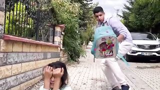 سرق_حقيبة_طفلةهًفقيرة_وعندما_فتحها_حدث_شيء_ابكى_العالم_كله