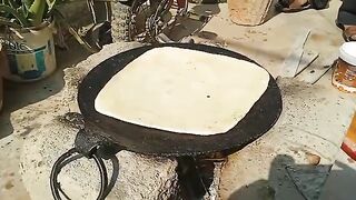 Gaon Ka Mahol.. Lakriyon pe Naishta