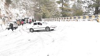 Heavy snowfall car crashed in murree road cars and trucks crashed