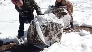 برف میں بچوں نے کیا کیا بنایا،