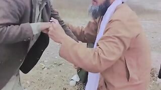 اتنی سردی میں یہ کیا ہو رہا ہے کوئی بتا سکتا ہے