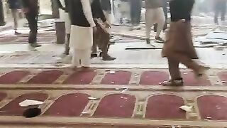پشاور میں ایک مسجد میں دھماکا ہوا ہے اللہ تعالیٰ رحم کرے.