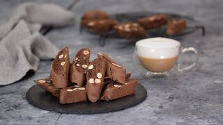 Шоколадные кантуччи с орехами