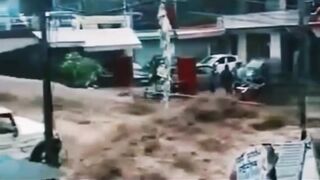 Mengerikan! Inilah Rekaman Video Amatir Saat Terjadinya Banjir Bandang.