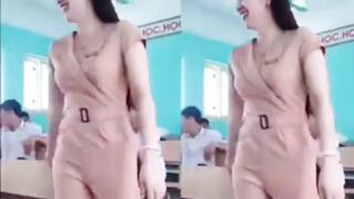 Yakin Kalau Gurunya Cantik Begini Mau Bolos