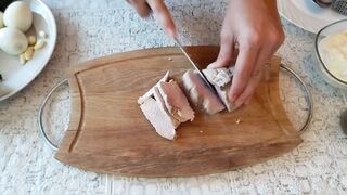 Салат со свининой и солёными огурцами