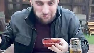 Каха пригласил девушку на свидание и угостил ее огненной аджикой!