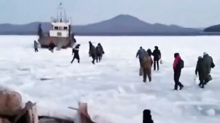 Приморские островитяне прокладывают путь к "большой земле" по льду