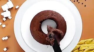 Oddly satisfying chocolate cake