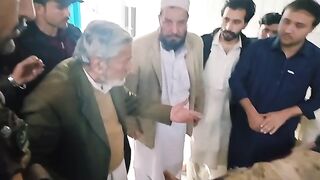 حاجی غلام احمد بلور بم دھماکے میں زخمی افراد کی عیادت کرتے ہوئے