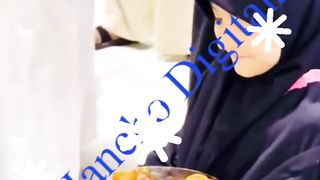 چار سالہ بچی حرم ثریف میں کھجور بانٹی ہوئی