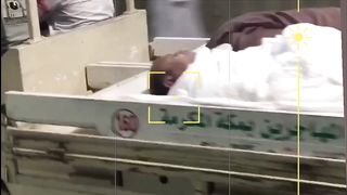 Islamic video.  الحرم میں میت کے کے جاتے ہوئے