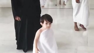 Cute si baby Allah ki ibadat karte hue