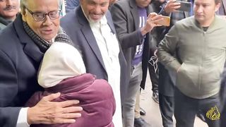 فواد چوہدری کے والد بھی عدالت پہنچ گے فواد چوہری کی اہلیہ والد سے گلے لگ کر رو پڑی