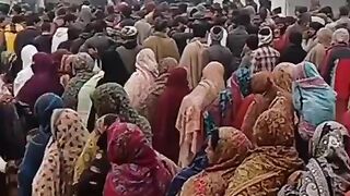 Atta Kharidne Ky Liye Lambi Line