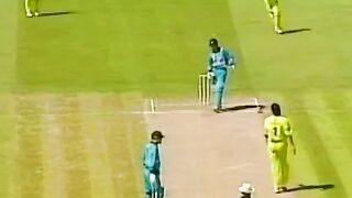 Waseem Akram bowling, swing and pace