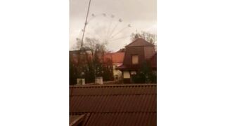 Новости. Колесо обозрения в шторм.