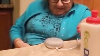 Une grand mere teste Google home