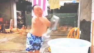 funny video sardi main nahana mushkil hota h