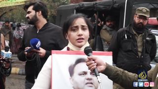 لڑکی فواد چوہدری کی تصویر لے کرآ گئی