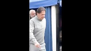 Chirman pti Imran Khan Lahore Zaman Park Mein Walk Karte Hue Protocol #pti #imrannkhan #protocol