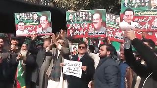 فیصل آباد کے شہری عمران خان کی حفاظت کے لیے زمان پارک پہن گئے