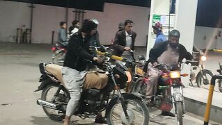 Pakistani petrol jab barty hy to 50 rupy or jub kam hoty hy to 5 rupy????????