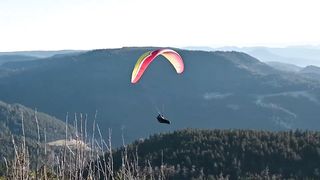 Fly with parachute پیرا شوٹ سے اڑنا