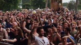 Throwback to the time a guy crowdsurfed in a wheelchair during @biesmans_ Live at @paradisecityofficial!