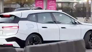 BMW показала машину, меняющую цвет