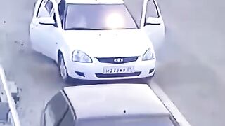 В течении секунды научился смотреть по зеркалам перед тем как открывать двери.