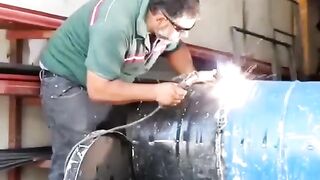 Стулья из старых бочек.