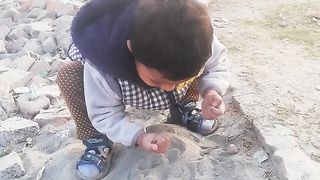 Atta Gund raa.. Wahab Baby Playing with sand- full enjoy