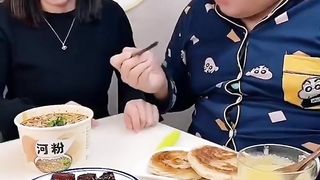 Funny eating couple video