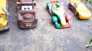 Police car and Helicopter rescue Lightning Mcqueen crashed into the pit & Disney Cars Toys