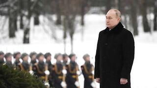 Владимир Путин почтил память защитников и жителей Ленинграда