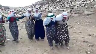 Halay çeken nıneler