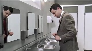 М. Бин в туалете