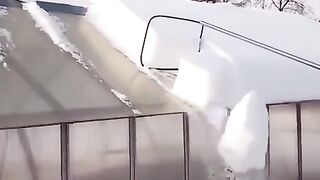 Вот как надо чистить снег