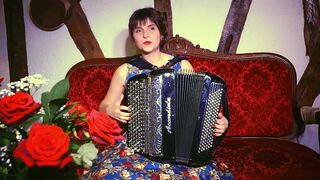 Когда мы были на войне. Казачий романс. Поёт под баян француженка Марион.