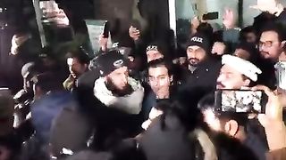 شیخ رشیداحمد نے عدالت پیشی پر زرداری کے خلاف نعرے لگوا دئیے