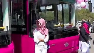 Pink bus service fer Karachi woman 321