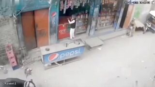 جوگی بابا کی بھینس مستی کرتے ہوئے