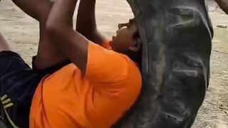 جوگی بابا ٹائر میں جھولے، لیتے۔ ہوۓ