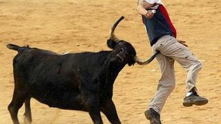 Bull attacked a man in the funny way